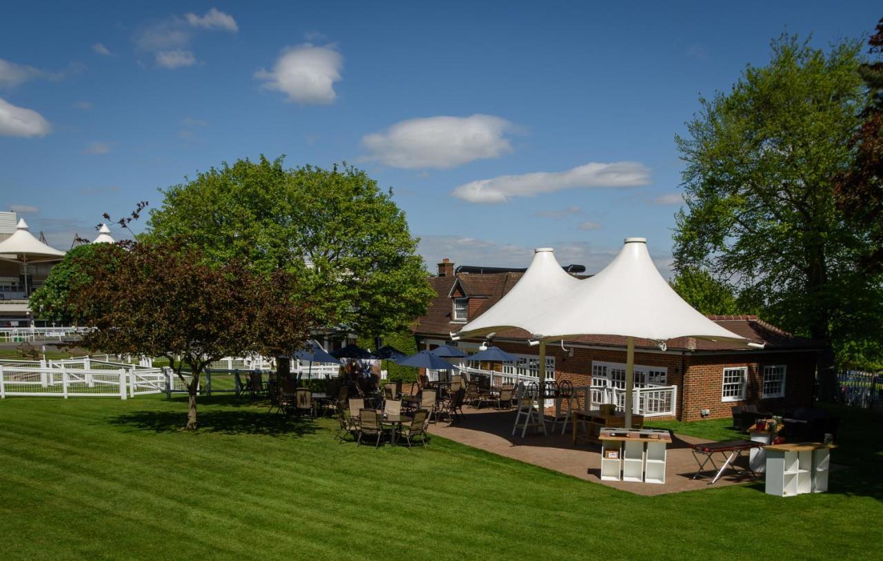 Sandown Park Lodge Esher Exterior foto